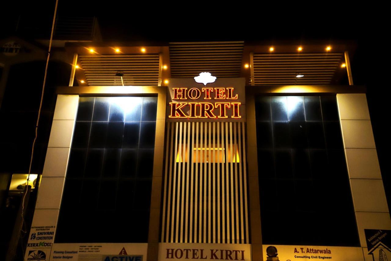 Hotel Kirti Jāmnagar Exteriör bild